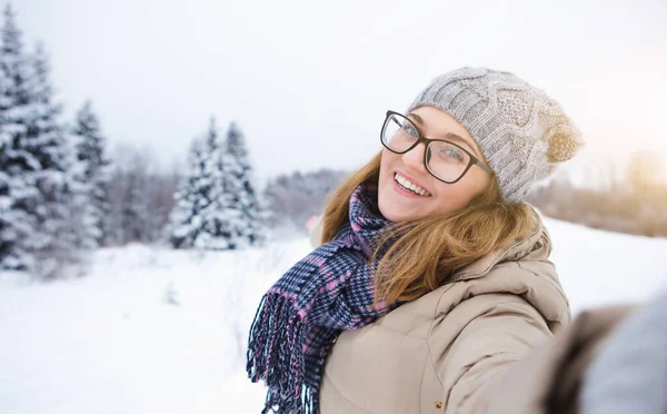 Jovem Mulher Leva Selfie Fundo Floresta Inverno Coberta Neve — Fotografia de Stock