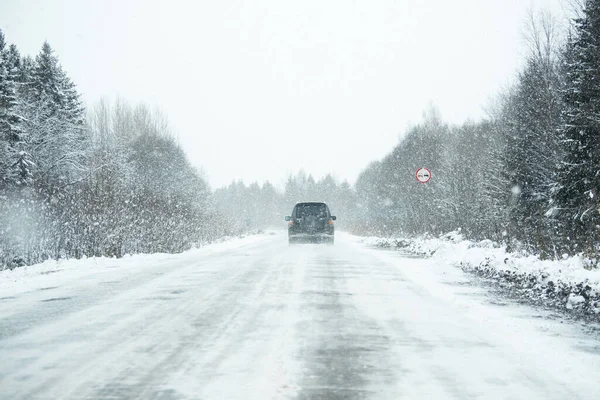 Coche Está Conduciendo Una Carretera Invierno Una Ventisca — Foto de Stock