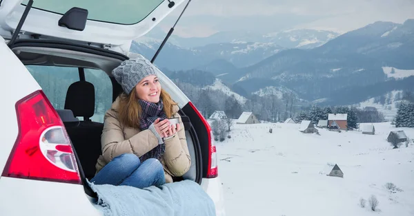 Frau Sitzt Kofferraum Des Autos Und Hält Eine Tasse Heißen — Stockfoto