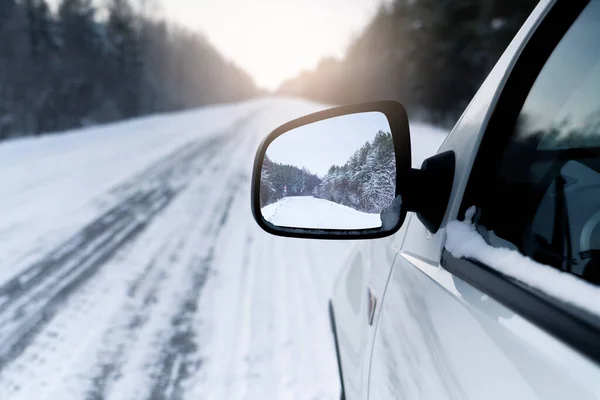 Auto Bianca Una Strada Invernale Attraverso Una Foresta Innevata — Foto Stock