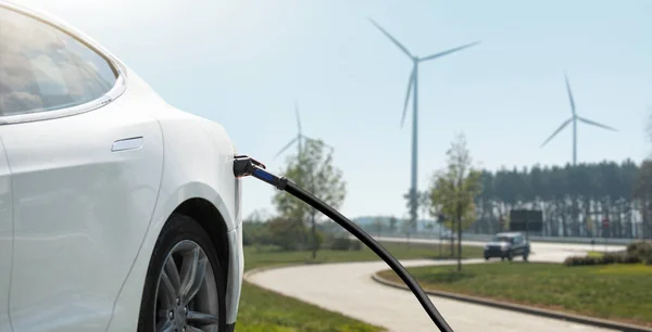 Elektrische Auto Met Laadplug Een Achtergrond Van Windturbines — Stockfoto