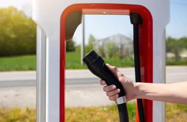 Een Man Heeft Een Oplader Plug Voor Een Elektrische Auto — Stockfoto