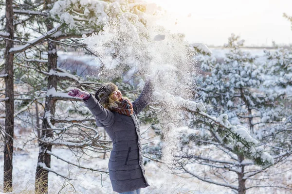 Женщина Зимнем Лесу Выбрасывает Снег — стоковое фото