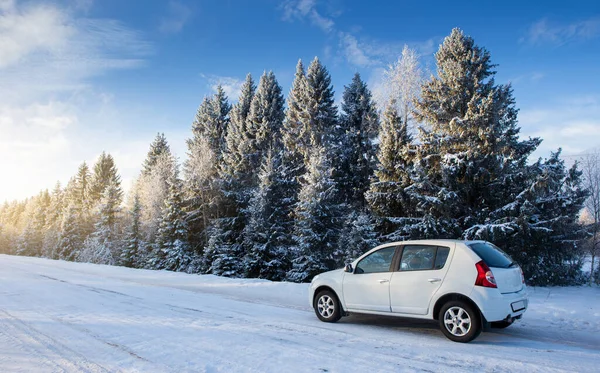 Auto Bianca Una Strada Invernale Attraverso Una Foresta Innevata — Foto Stock