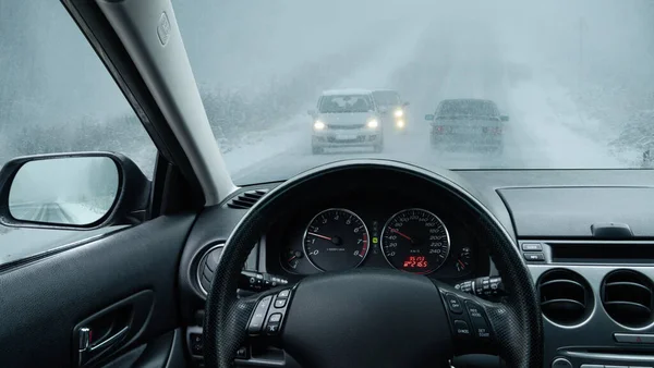 Carro Conduzido Uma Estrada Inverno — Fotografia de Stock