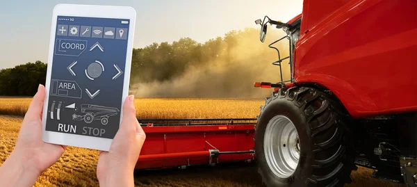 Farmer Używa Tabletu Cyfrowego Sterowania Autonomicznym Żniwiarzem Koncepcja Inteligentnego Rolnictwa — Zdjęcie stockowe