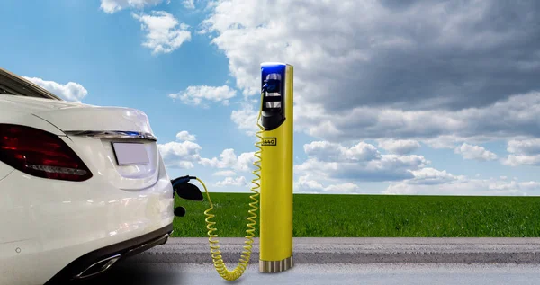 Auto Elettrica Con Spina Ricarica Uno Sfondo Turbine Eoliche — Foto Stock