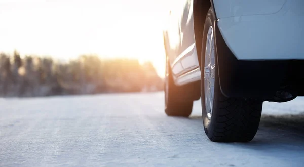 Auto Bianca Una Strada Invernale Attraverso Una Foresta Innevata — Foto Stock