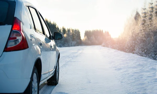 Carro Branco Uma Estrada Inverno Através Uma Floresta Coberta Neve — Fotografia de Stock