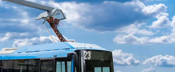 Electric bus at a stop — Stock Photo, Image