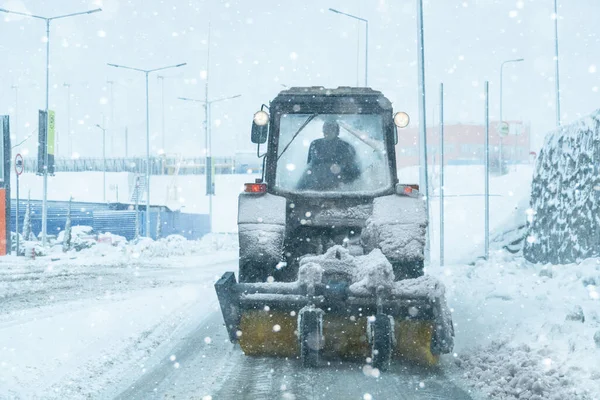 Snow blower removes snow — Stock Photo, Image