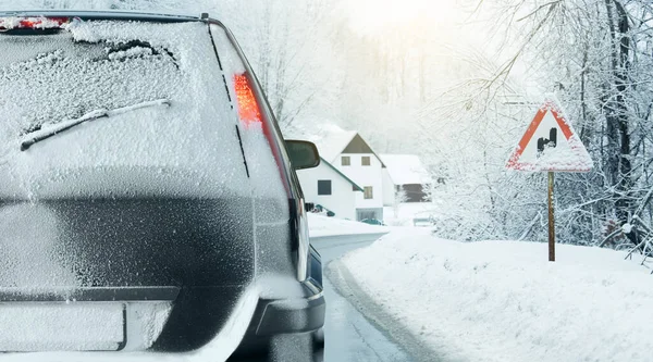 Coche Camino Invierno Través Bosque Cubierto Nieve —  Fotos de Stock