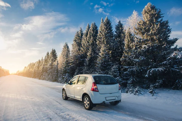 Auto Bianca Una Strada Invernale Attraverso Una Foresta Innevata — Foto Stock