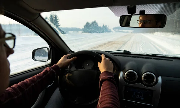 Homem Dirige Carro Uma Estrada Inverno — Fotografia de Stock