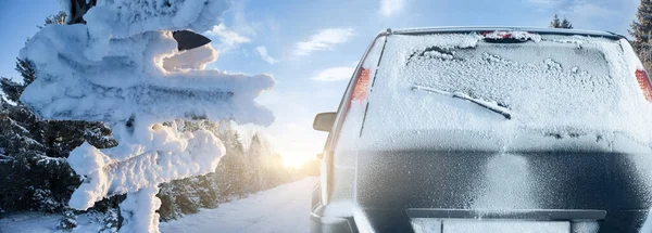 Cartello Innevato Con Frecce Legno Una Macchina Una Strada Viaggi — Foto Stock