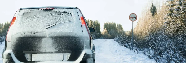 Kış Yolundaki Araba Karla Kaplı Bir Ormanda — Stok fotoğraf