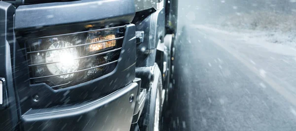 Camião Está Conduzir Numa Estrada Inverno Fechar Faróis — Fotografia de Stock