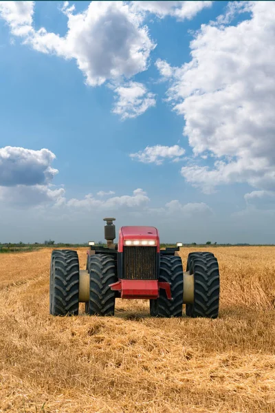 Autonomous Unmanned Tractor Plow Working Field Smart Farming — Stock Photo, Image