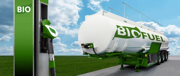 Przyczepa cysterna z biopaliwem i stacją benzynową — Zdjęcie stockowe