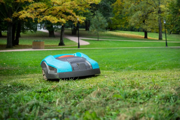 智能城市公园里的自治割草机 — 图库照片