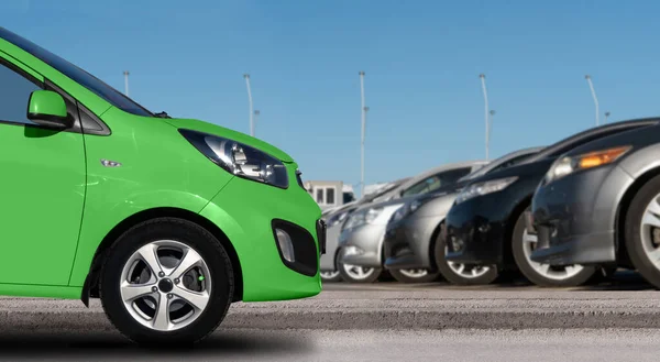 Groene Auto Een Achtergrond Van Auto Een Rij — Stockfoto