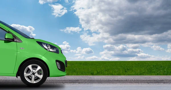 Auto Verde Sullo Sfondo Del Cielo Blu Campo Copia Spazio — Foto Stock