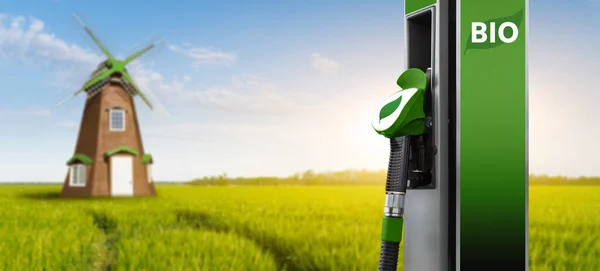 Biobrandstof Tankstation Een Achtergrond Van Groen Veld Met Windmolen — Stockfoto