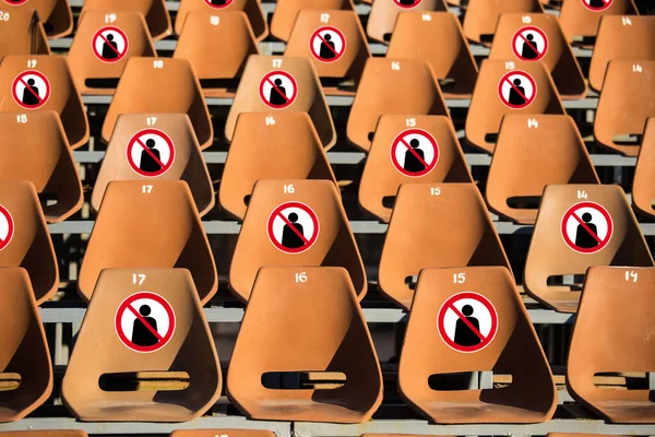 有禁烟标志的座位 公共活动期间的社会疏离 — 图库照片