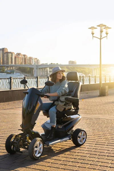 Vrouw Toerist Paardrijden Een Vier Wiel Mobiliteit Elektrische Scooter Een — Stockfoto