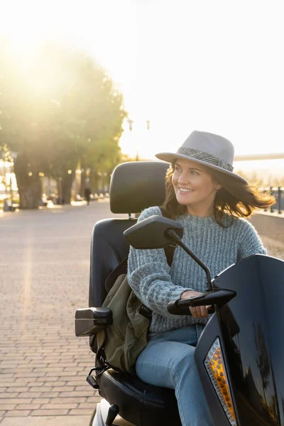 Mulher Turista Montando Scooter Elétrico Mobilidade Quatro Rodas Uma Rua — Fotografia de Stock