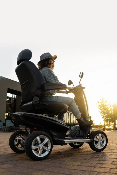 Vrouw Toerist Paardrijden Een Vier Wiel Mobiliteit Elektrische Scooter Een — Stockfoto