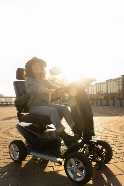 Mulher Turista Montando Scooter Elétrico Mobilidade Quatro Rodas Uma Rua — Fotografia de Stock