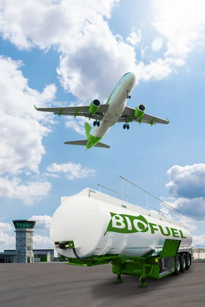 Avião Reboque Tanque Biófilo Fundo Aeroporto Novas Fontes Energia — Fotografia de Stock