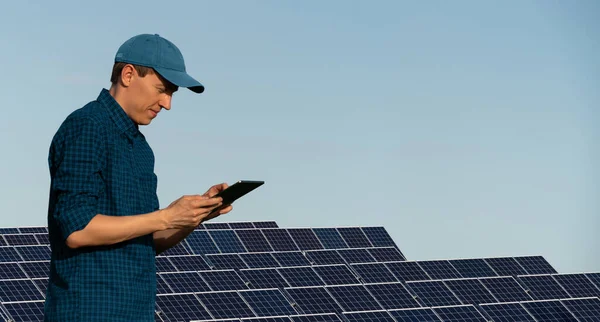 Ingenieur Mit Tablet Computer Vor Dem Hintergrund Eines Solarkraftwerks — Stockfoto