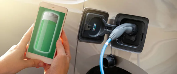 Händerna Med Smartphone Bakgrund Bil Vid Laddstationen För Elbilar Batterinivå — Stockfoto