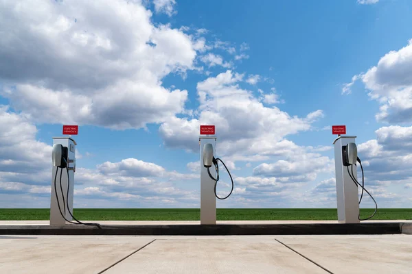 Ladestationen Für Elektrofahrzeuge Mit Grünem Feld Und Blauem Himmel — Stockfoto