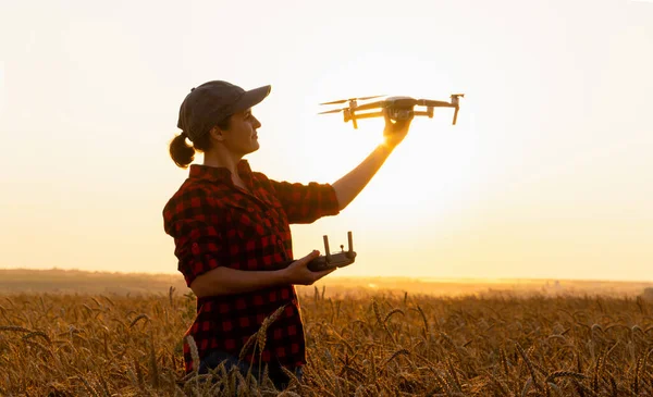 Bäuerin Mit Drohne Auf Einem Weizenfeld Smart Farming Und Präzisionslandwirtschaft — Stockfoto