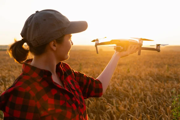 Contadina Con Drone Campo Grano Agricoltura Intelligente Agricoltura Precisione — Foto Stock