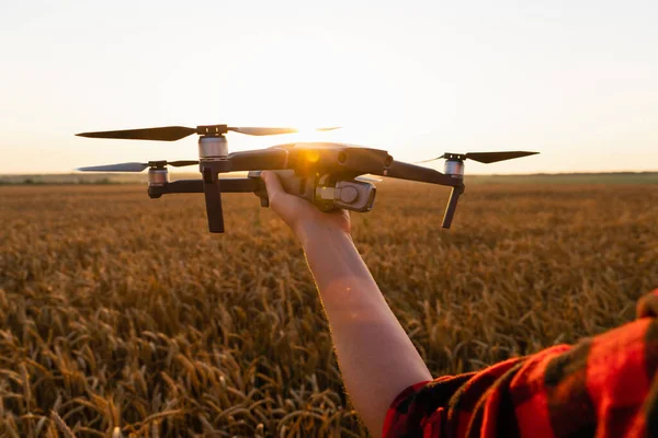Contadina Con Drone Campo Grano Agricoltura Intelligente Agricoltura Precisione — Foto Stock