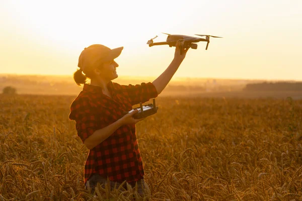 Bäuerin Mit Drohne Auf Einem Weizenfeld Smart Farming Und Präzisionslandwirtschaft — Stockfoto