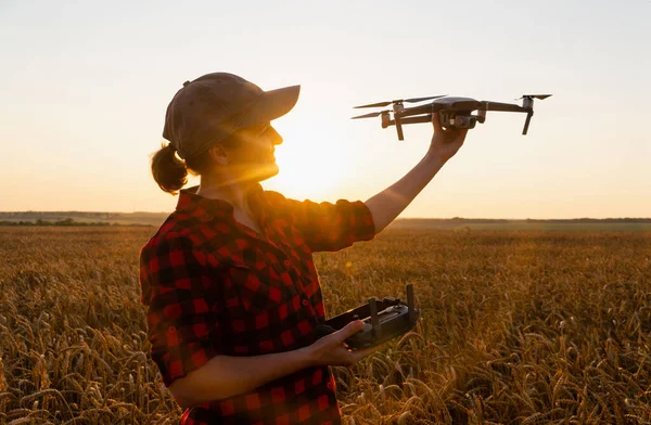Donna contadina con drone — Foto Stock