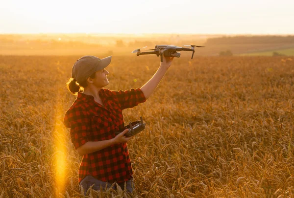 Donna contadina con drone — Foto Stock
