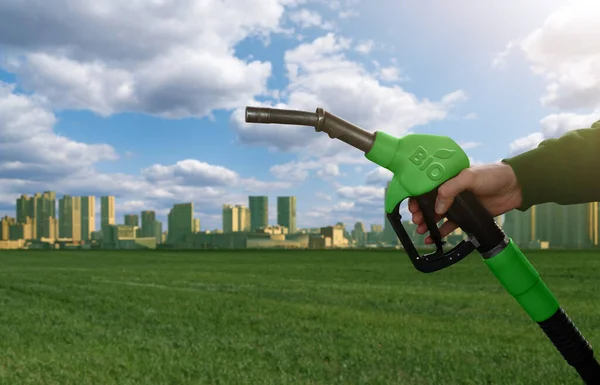 Mano Con Boquilla Combustible Con Inscripción Bio Fondo Eco Ciudad — Foto de Stock