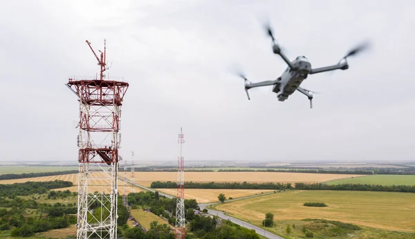 Drohne Fliegt Über Telekommunikationstürme Auf Dem Land — Stockfoto