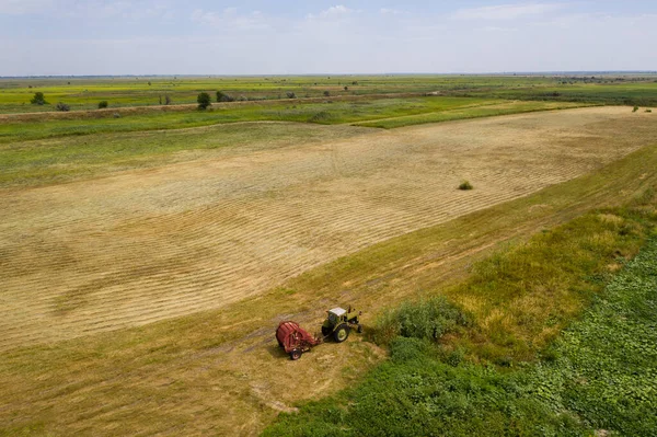 Tractor Voor Het Maken Van Strobalen Het Geoogste Tarweveld Luchtzicht — Stockfoto