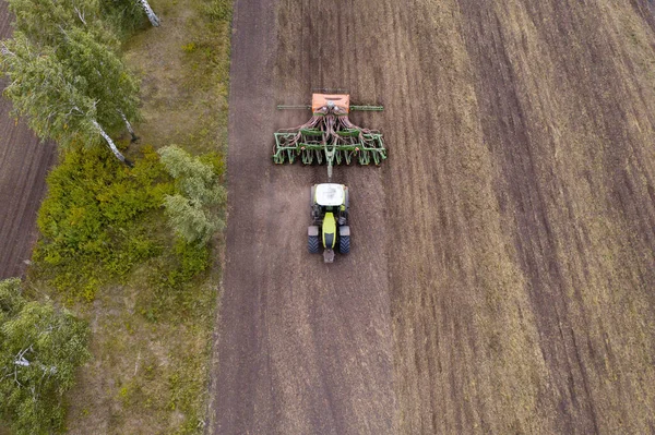 Tarımsal Traktörün Tarlada Çalışan Ekin Makinesiyle Hava Görüntüsü — Stok fotoğraf