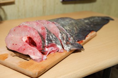 Taze balık, parçalar halinde kesilmiş