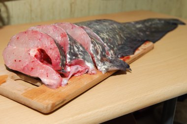 Taze balık, parçalar halinde kesilmiş