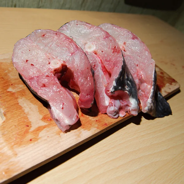 Свежая рыба, разрезанная на куски — стоковое фото