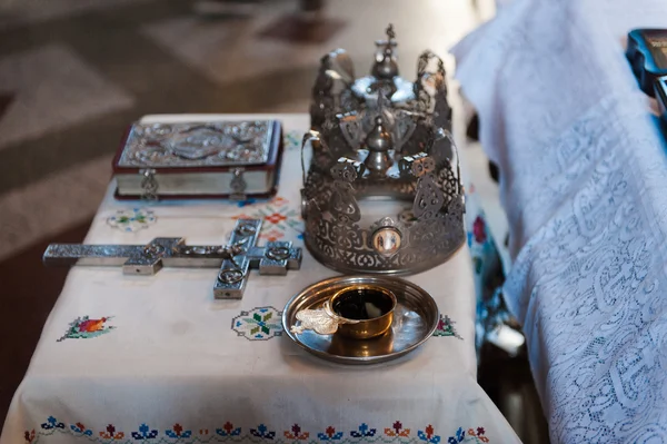 Luxury golden crowns with stones for the wedding ceremony in the old church — Stock Photo, Image